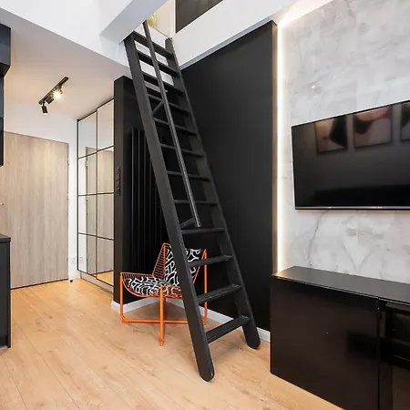 Glam With Mezzanine In The Center By Host * Лодзь