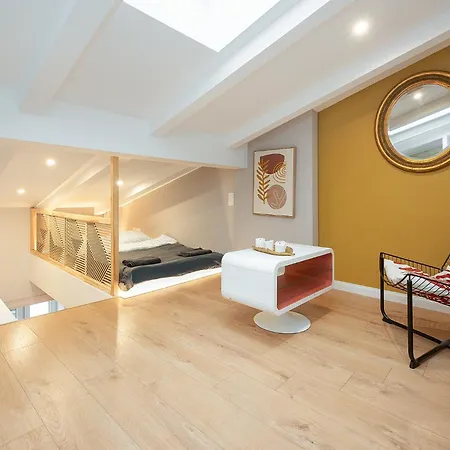 Glam With Mezzanine In The Center By Host Апартаменти