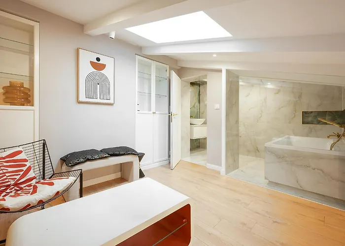 Glam With Mezzanine In The Center By Host * 罗兹