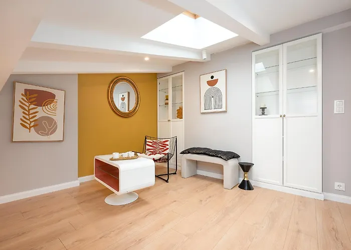 Glam With Mezzanine In The Center By Host 罗兹