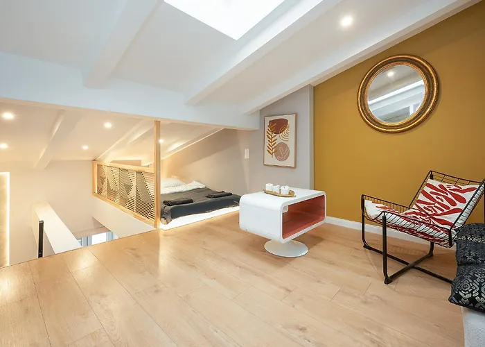 Glam With Mezzanine In The Center By Host Апартаменти