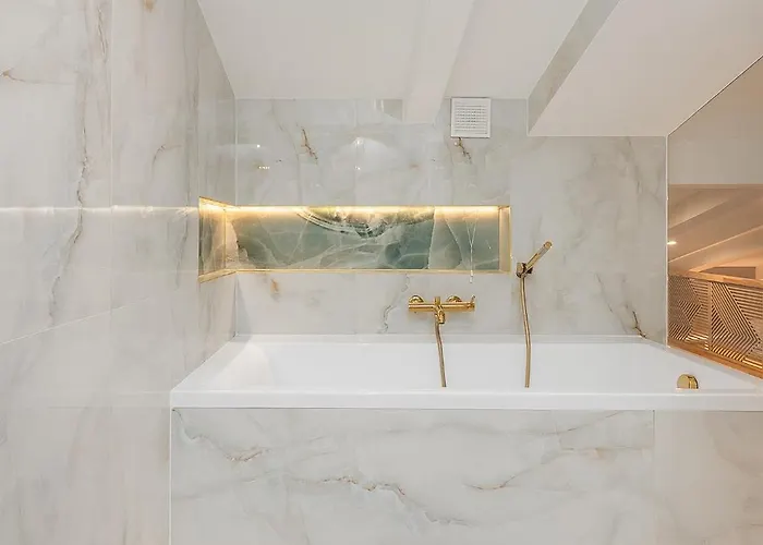 Glam With Mezzanine In The Center By Host 罗兹