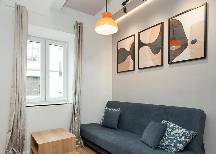 Glam With Mezzanine In The Center By Host